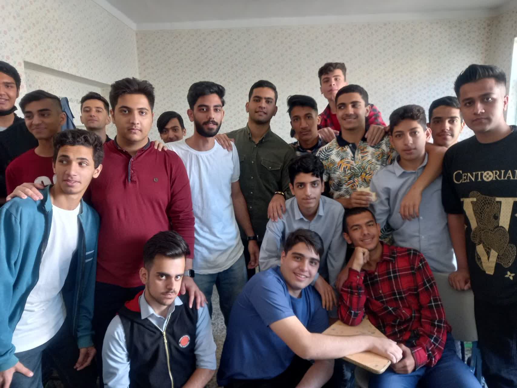 دانش آموزان کلاس دوازدهم تجربی ۳۳